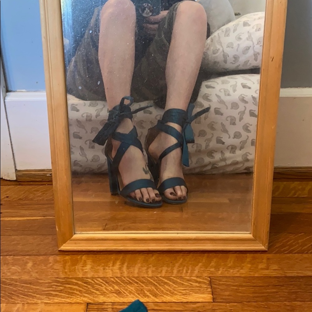 Adorable Charlotte Russe Ankle Strap Bow Sandals 8